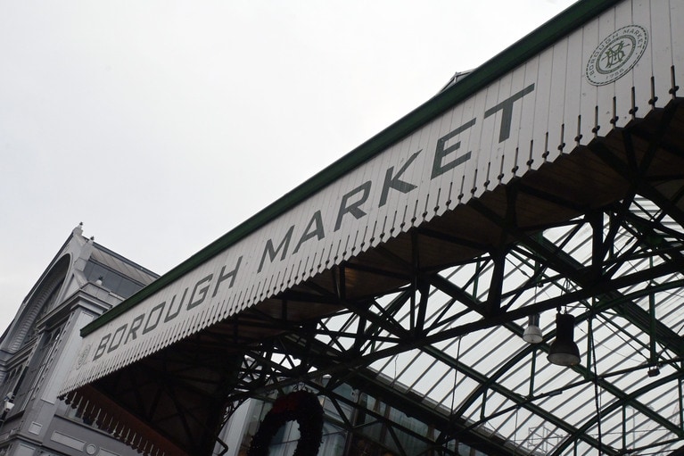 ロンドン最古にして最大ともいわれるバラ・マーケット。巨大な鍋で炊いたパエリアやジェラート、バブルティーなど、食べ歩きも楽しめます。