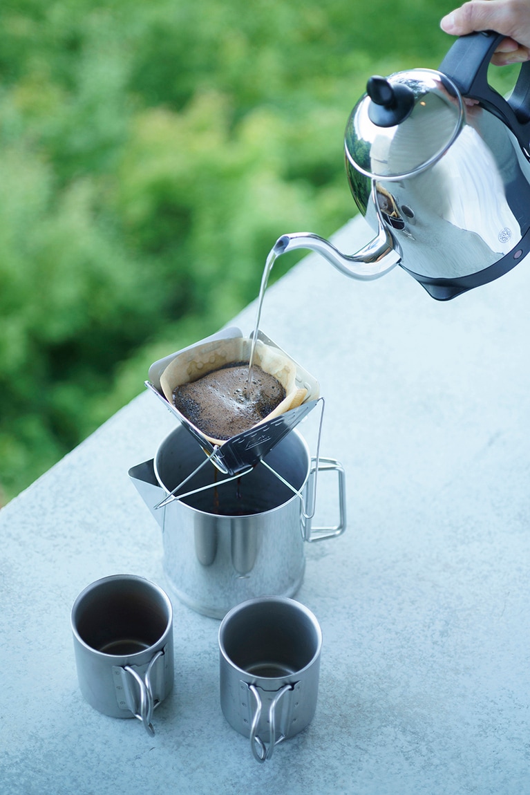 客室の3分の1は屋外化したテラスリビング。狩猟体験のあとは、コーヒーをゆっくり淹れながら、森の息吹を感じて。