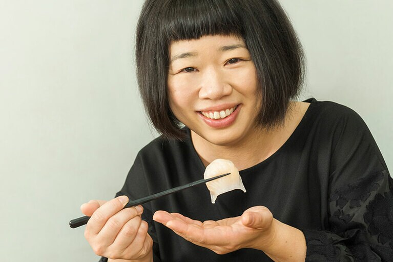「これも好きです！」とにっこり。「海老の蒸し餃子」をいただく伊藤さん。終始笑顔が絶えない、美味しい時間でした。