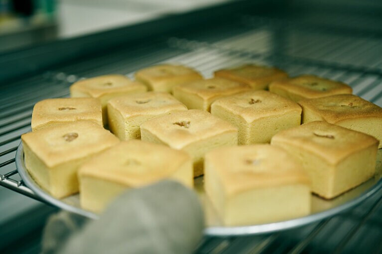 人気のパイナップルケーキはオーブンフル稼働で焼きあがっていく。