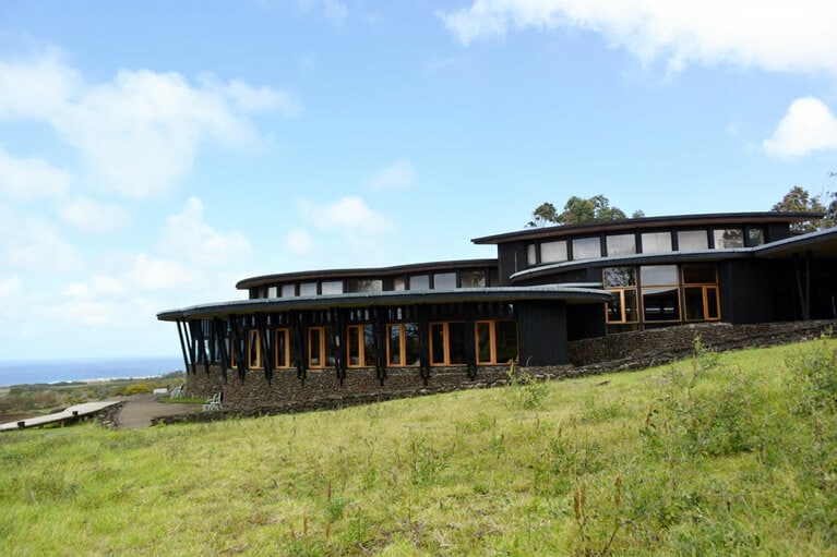 オロンゴの儀式の際に使われていた住居をモチーフにしたデザインホテル、エクスプローラ ラパヌイ。