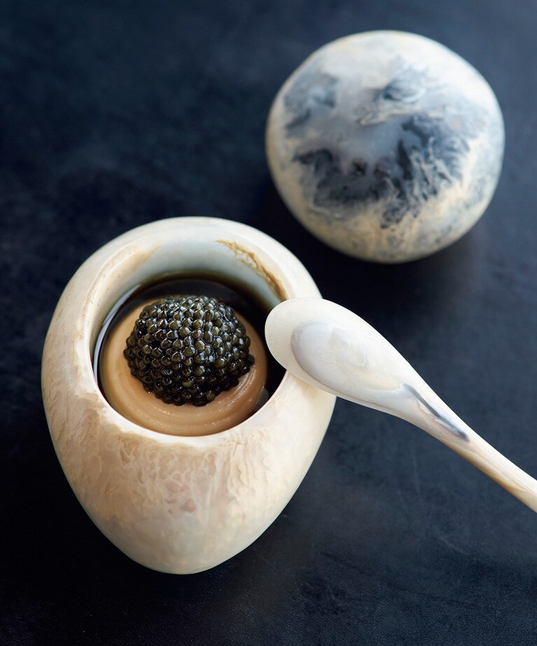 コース（$360）の料理から。マカデミアナッツのピューレを乳化させたものにキャビアをのせ海藻から作ったオイルをかける。