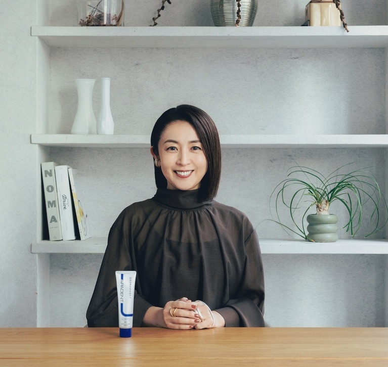 イヤーカフ 30,800円／ブランイリス（ブランイリス トーキョー）　リング・右手中指 42,900円、左手中指薬指 46,200円、左手中指 35,200円、バングル 48,400円／アイソレーション