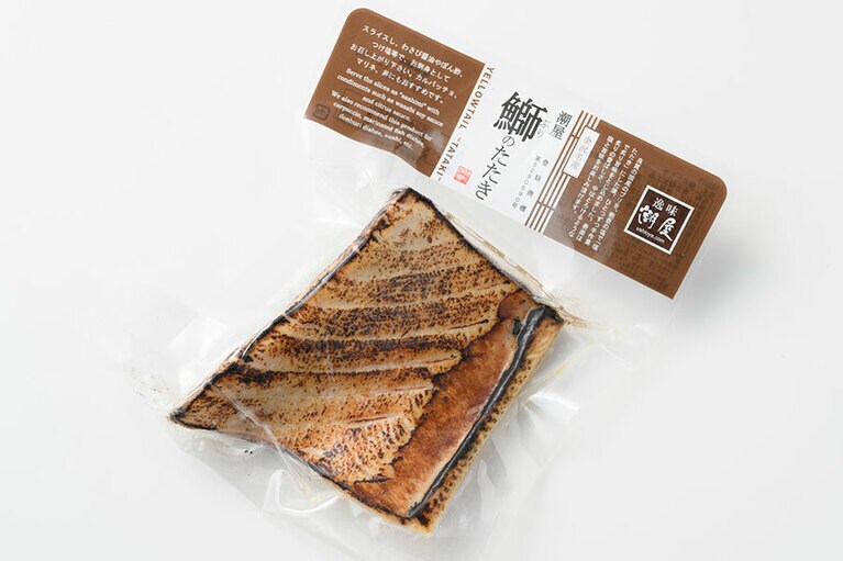 【石川県】逸味 潮屋(いつみ うしおや) 金沢本店の「鰤のたたき」(店頭100gあたりの価格)。※オンラインショップでは1,620円(約180g／税込)。