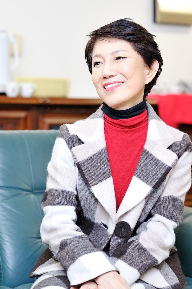 日本一ブルーが似合う女性演歌歌手、水前寺清子。しかもこの写真ではわかりにくいが、むちゃくちゃ脚が長い！