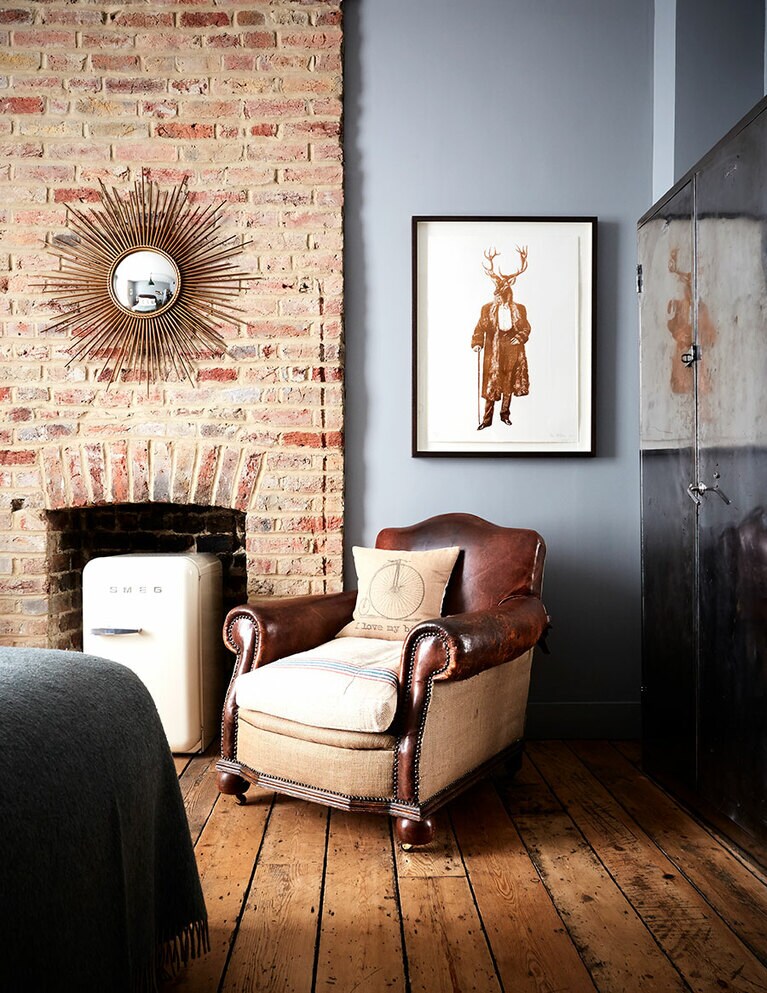 “ミディアムルーム”(1泊 345ポンド～)では、ヴィンテージのアームチェアでのんびり。