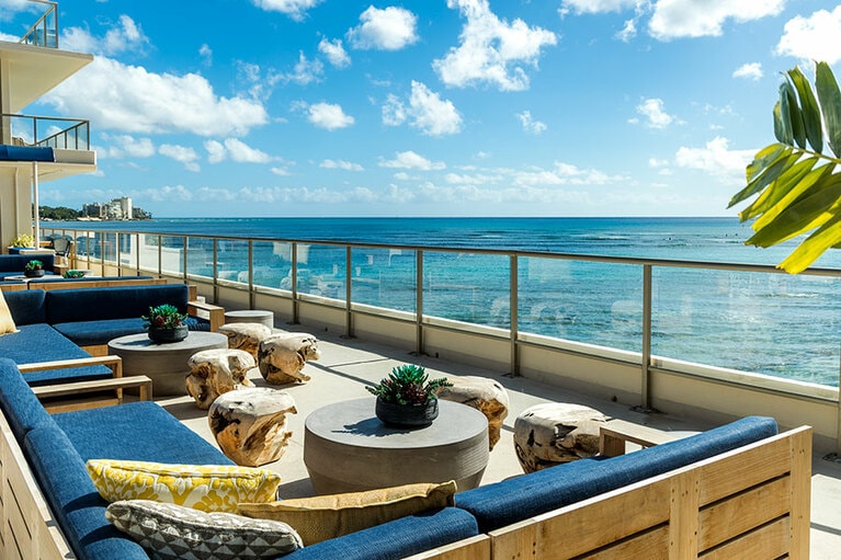 間近にワイキキの海を眺める「ボエジャー 47 クラブ・ラウンジ」のテラス。