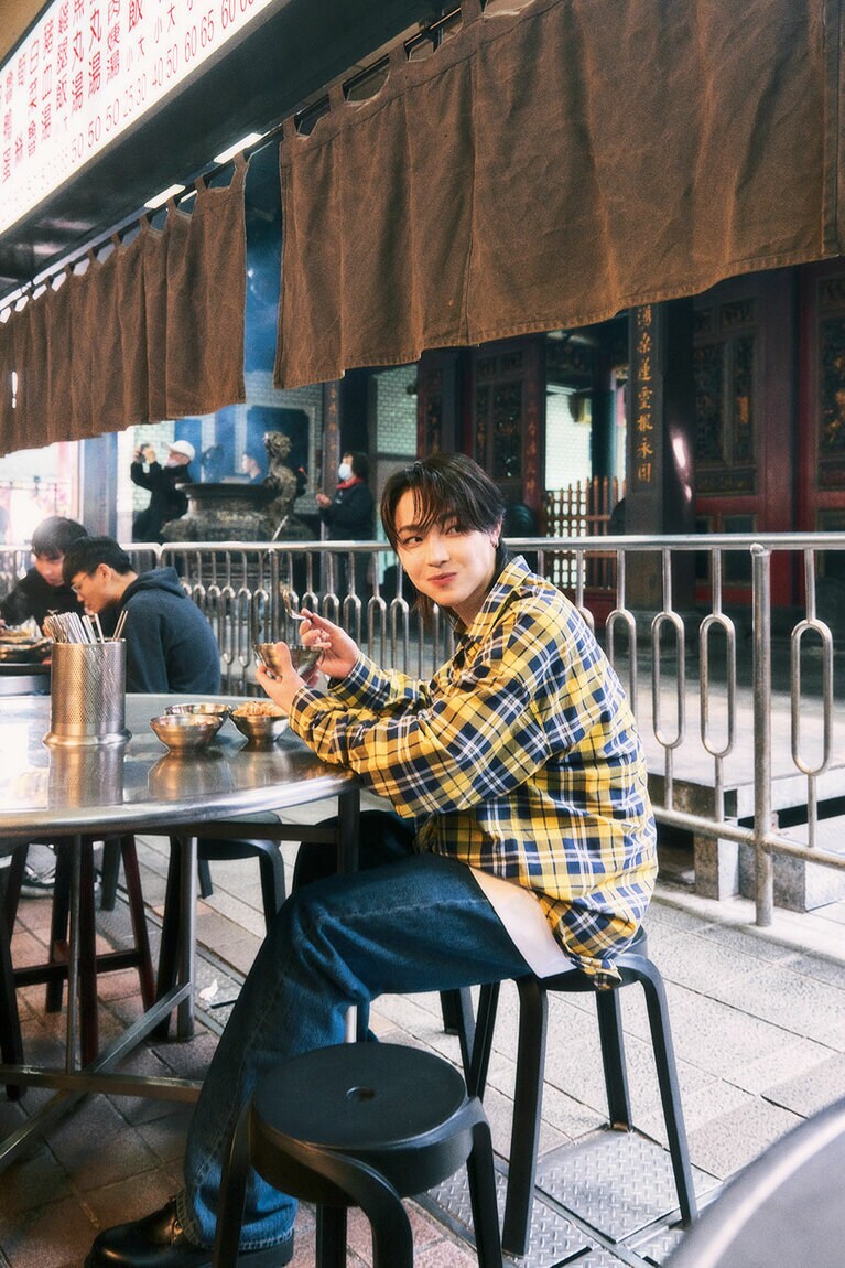 【新竹】新竹都城隍廟（シンジュウドゥチェンファンミャオ）都市を守る神様・城隍神を祀った城隍廟。新竹では廟を中心に屋台街が広がり、参拝帰りの老若男女が名物のビーフンや魚団子スープに舌鼓を打つ。NICHOLASが思わず笑顔になったのは名店「柳家」の魯肉飯とビーフン！　シャツ、中に着たTシャツ、デニム、シューズ／ジバンシィ（ジバンシィ ジャパン）　ピアス／スタイリスト私物