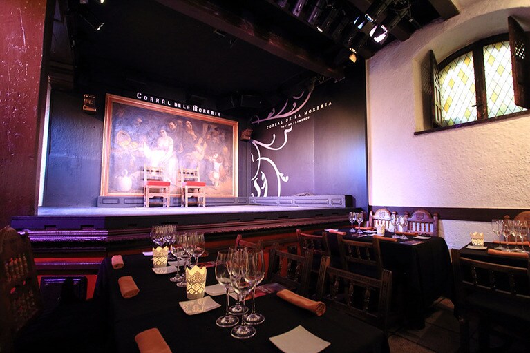 ショーが始まる前のステージ。歴史を感じさせる設えに期待が高まる。