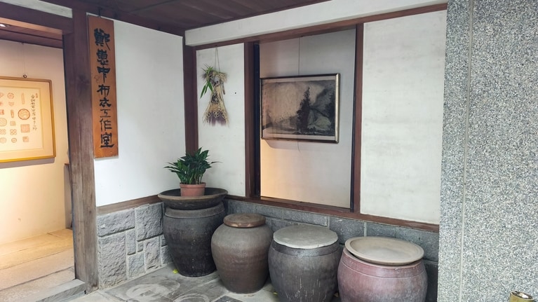 大きな甕が置かれた風情ある入り口。
