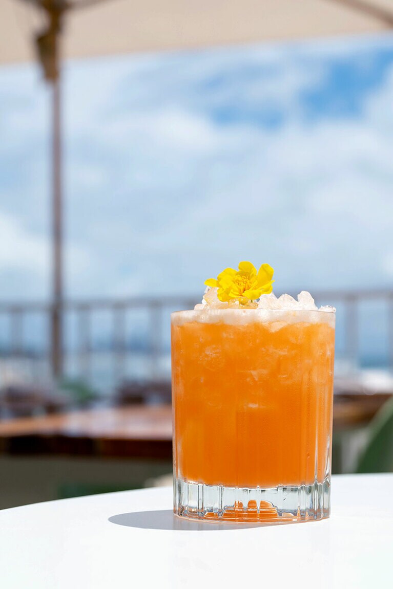 まずはカラフルなカクテルで「乾杯！」。