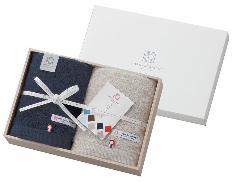 今治謹製 古色ゆかりいろ フェイスタオル2枚 3,300円(写真)、他ラインナップ 2,750～11,000円。日本古来の色を組み合わせたシックなたたずまいが大人の男性にぴったり。