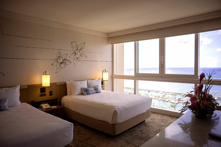 大きなウインドウから、ドラマティックなサンセットをぜひ堪能したい。