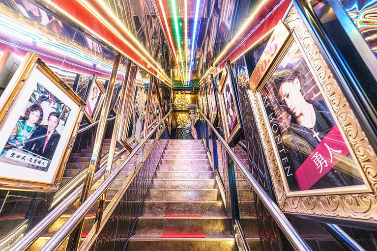 両脇にずらりとパネルの並ぶ階段を下り、店内へ