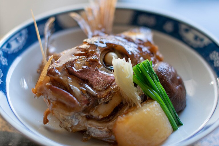 夕食は地魚をふんだんに使った会席料理。この日は天鯛のカブト煮。