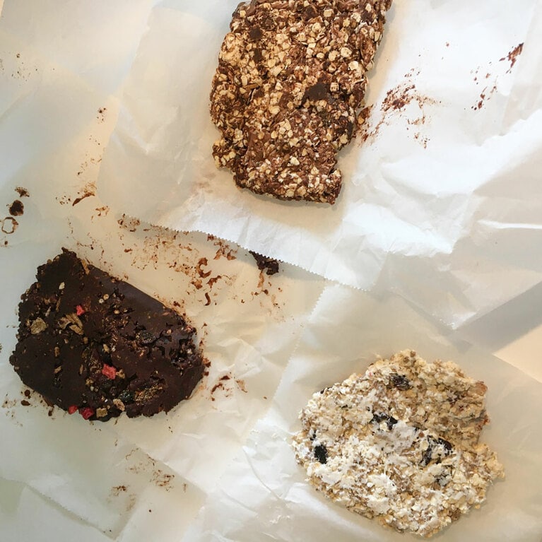 更にもうひとつは、ドライフルーツ入りのオートミールを加えました(左)。