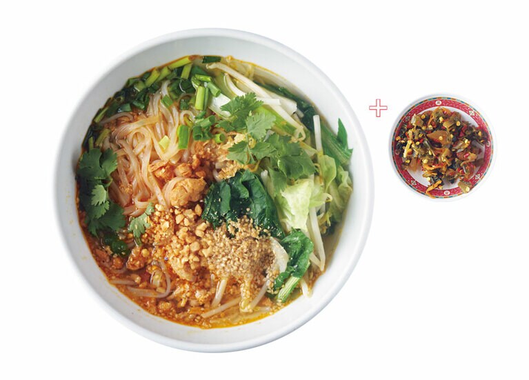 左：シャンカウスェ 800円。右：シャン風高菜漬。高菜の漬け物を途中で投入すれば味にぐっと深みが！ 