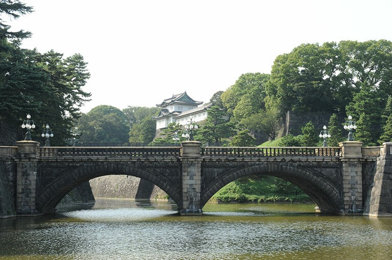 二重橋の奥に見えるのは伏見櫓。