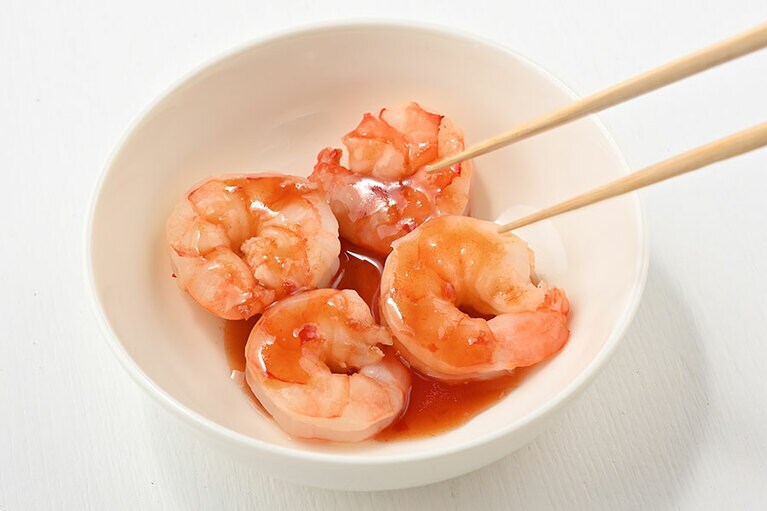エビは水気を拭いてから調味料とあえて。