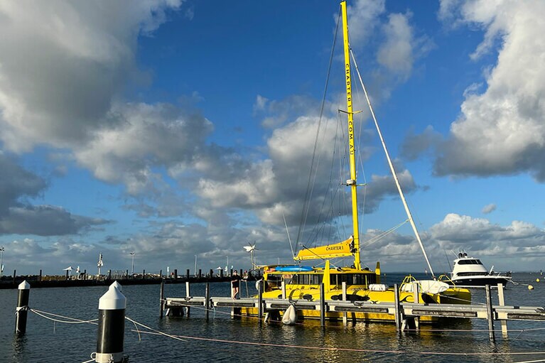 全長12.5メートルのカタマラン。ネット部分に寝ころぶと、海を体感できます。