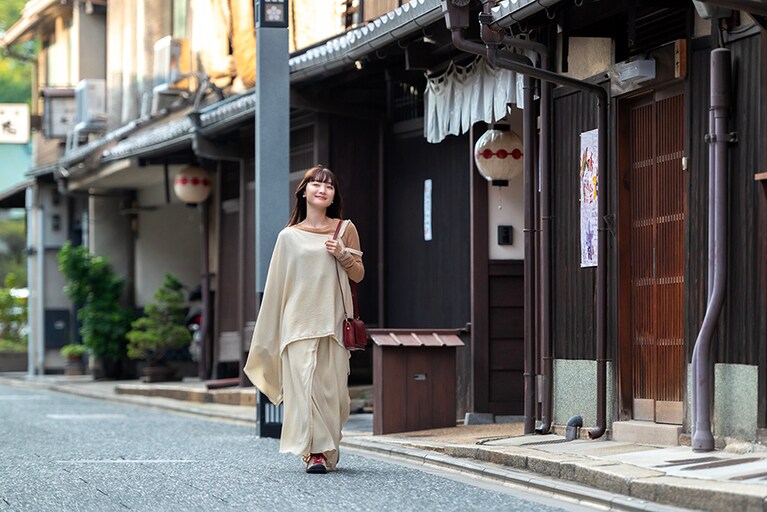 下山して街歩きを再開。女性らしいスタイルの足元にも「ジャスパー」がよく似合う。一日中歩きまわったお疲れモードな時こそ、立体成型されたフットベッドの心地よさが沁みる