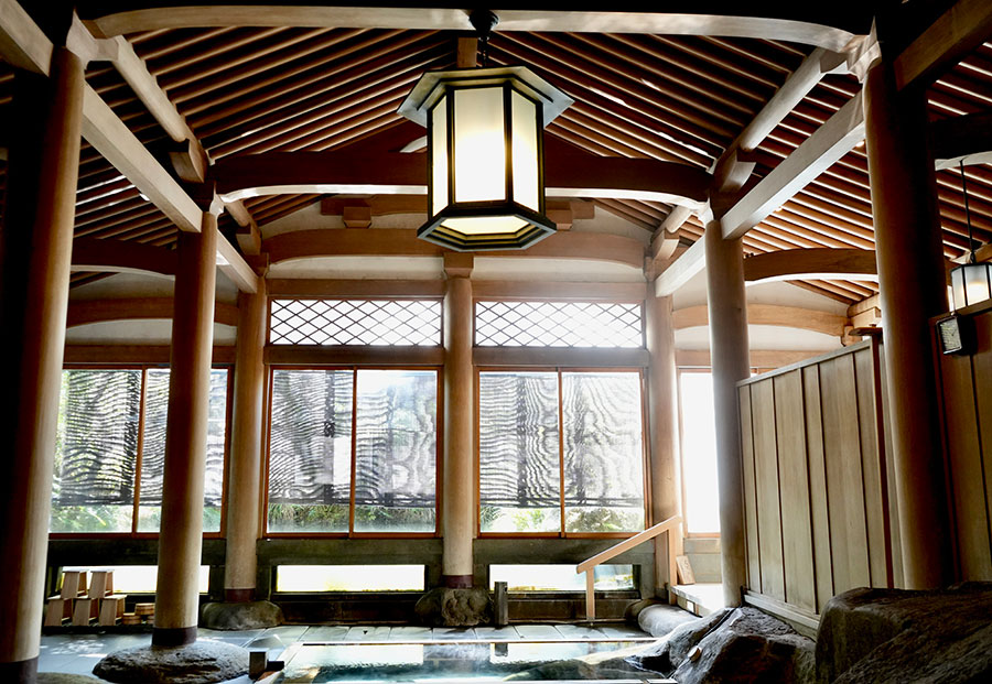 安田靫彦設計の有形文化財・天平大浴堂。灯火は文化勲章受賞者の香取秀真が造ったもの。