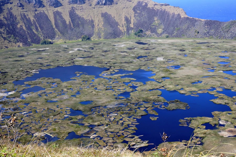 島の南端にあるラノ・カウのカルデラ湖。この外輪山のすぐ沖にオロンゴの鳥人儀礼をおこなった島があります。