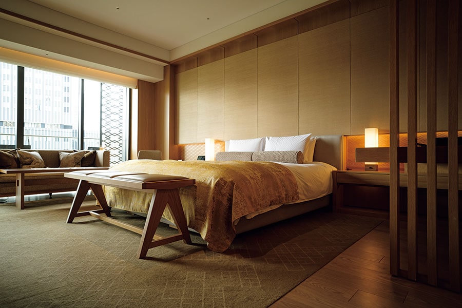天井が高く、広々とした「ヘリテージルーム」。ベッドは日本の布団スタイルを想起させるよう高さを少しだけ低くした特注品。