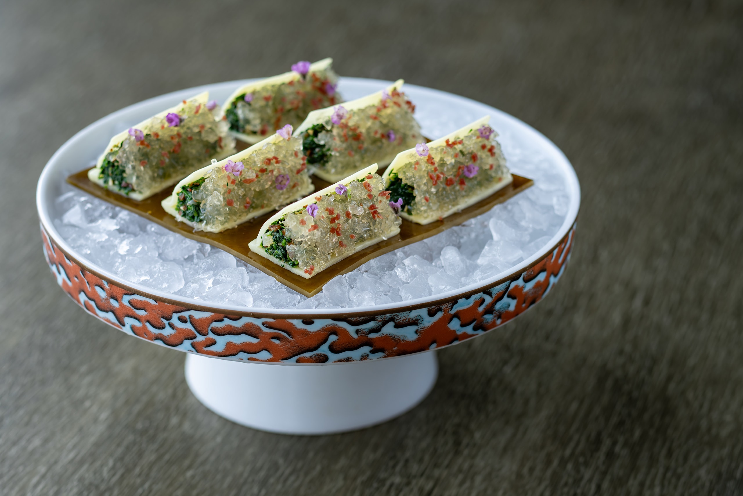 限定ランチコースで供される「金華ハムからし菜の筍包み」。