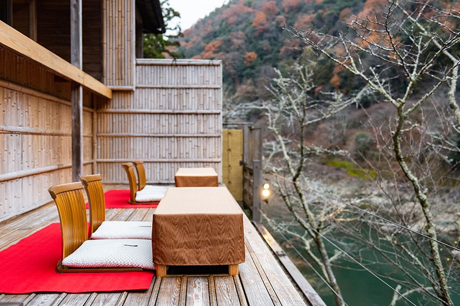 大堰川にせり出すような「空中茶室」。京文化をスペシャルなロケーションで体験！