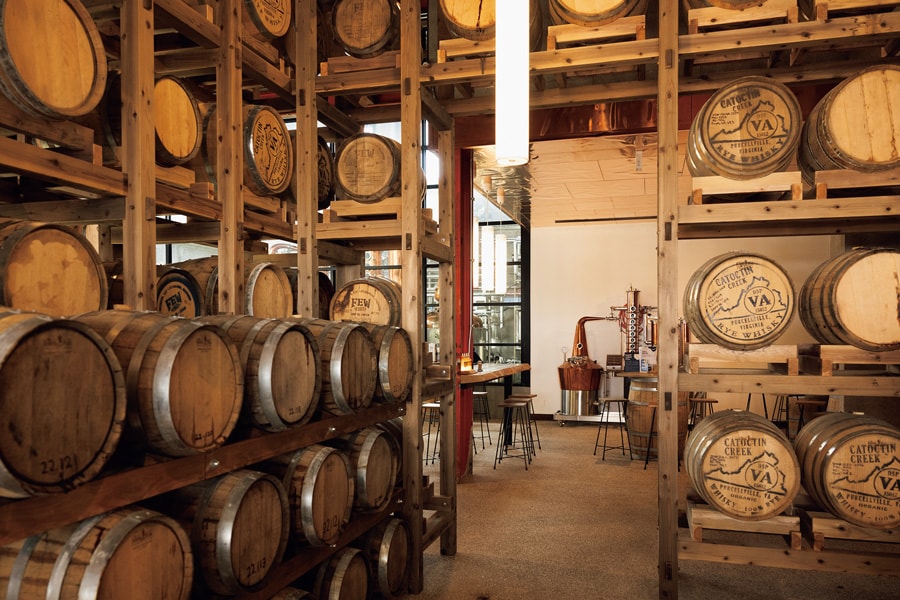 ウイスキー樽がずらりと並ぶ野沢温泉蒸留所。施設は古い缶詰工場を改築。