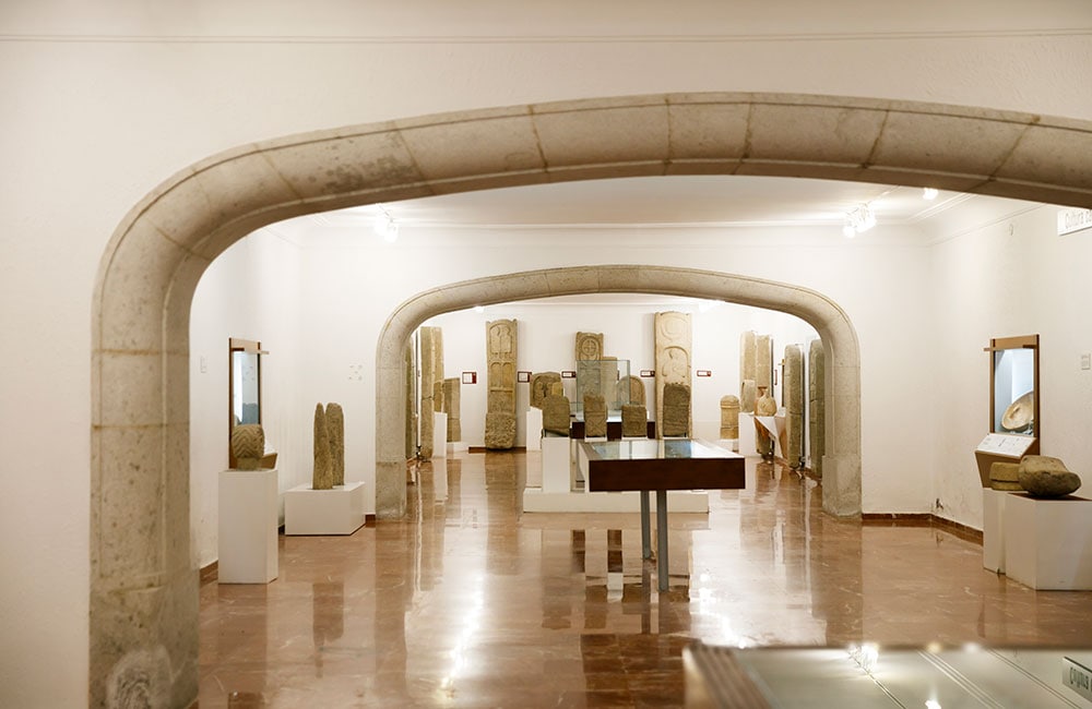 地元の出土品を展示する考古学博物館も兼ねている。