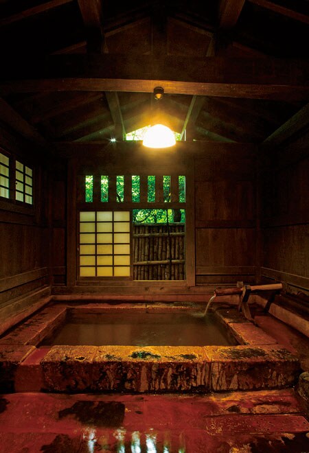 【旅館 山河】家族風呂「切石風呂」は障子越しのやわらかな光が心地よい。Photo: Hiroshi Mizusaki