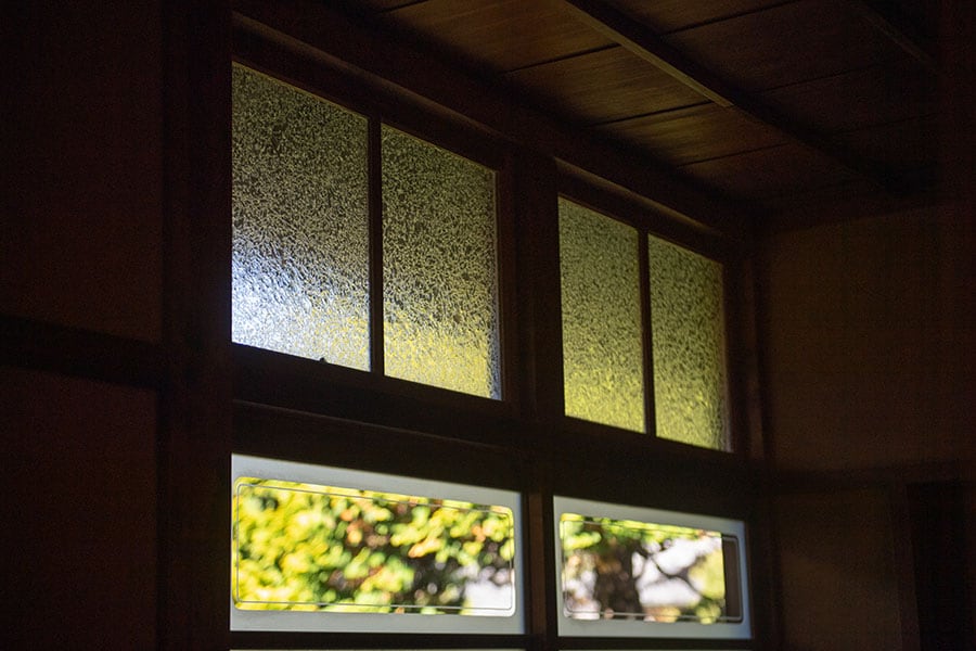 一番上が結霜ガラスが使われた窓。ガラスの表面に、にかわを塗り乾いたらはがすことで模様を作っている。