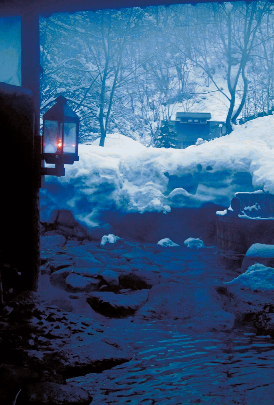 【ランプの宿 青荷温泉】澄んだ空気と雪の白さを満喫できる露天 風呂。