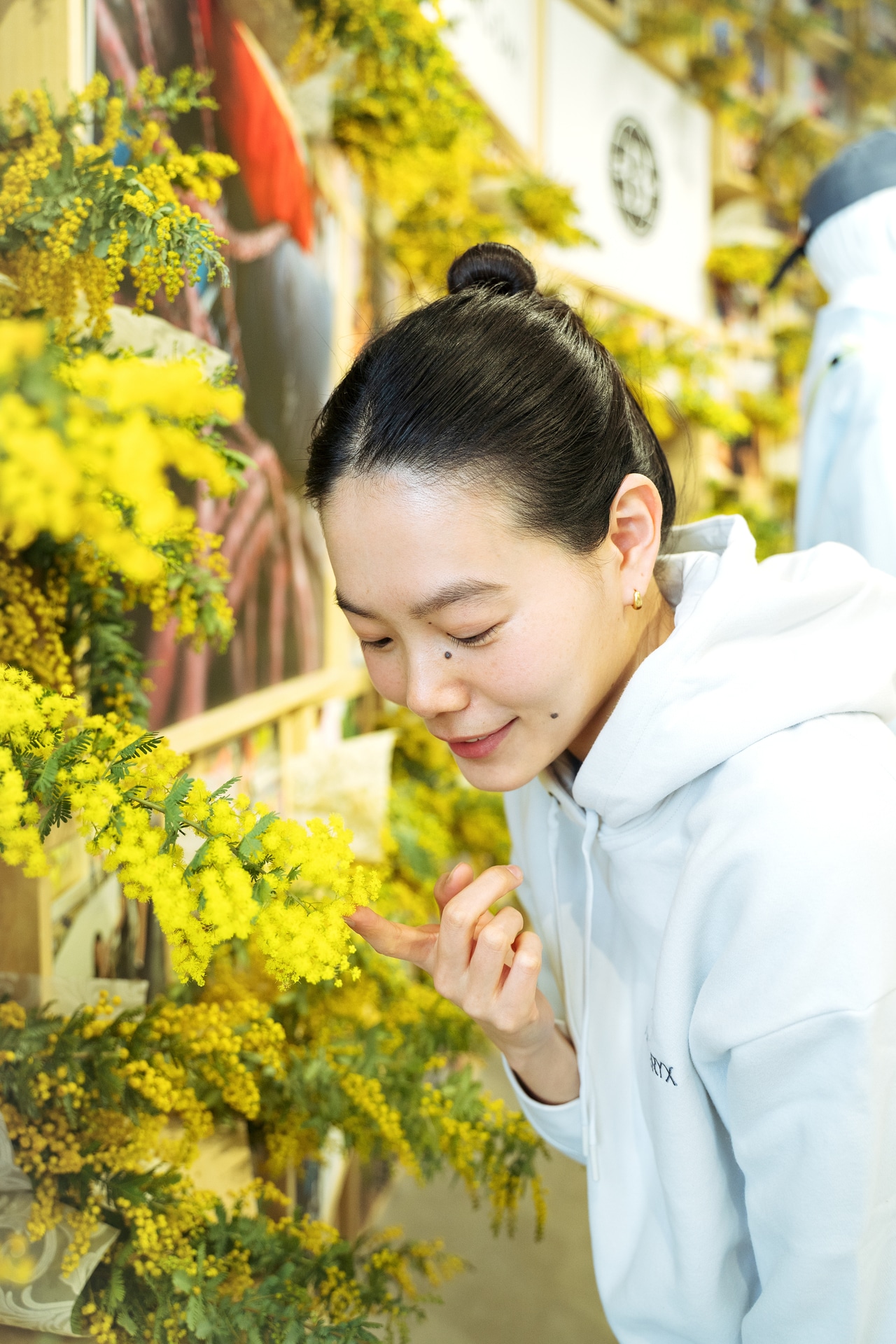 春の訪れを告げる花でもあるミモザ。奈衣瑠さんも「うれしくなりますね！」と言葉を漏らす。