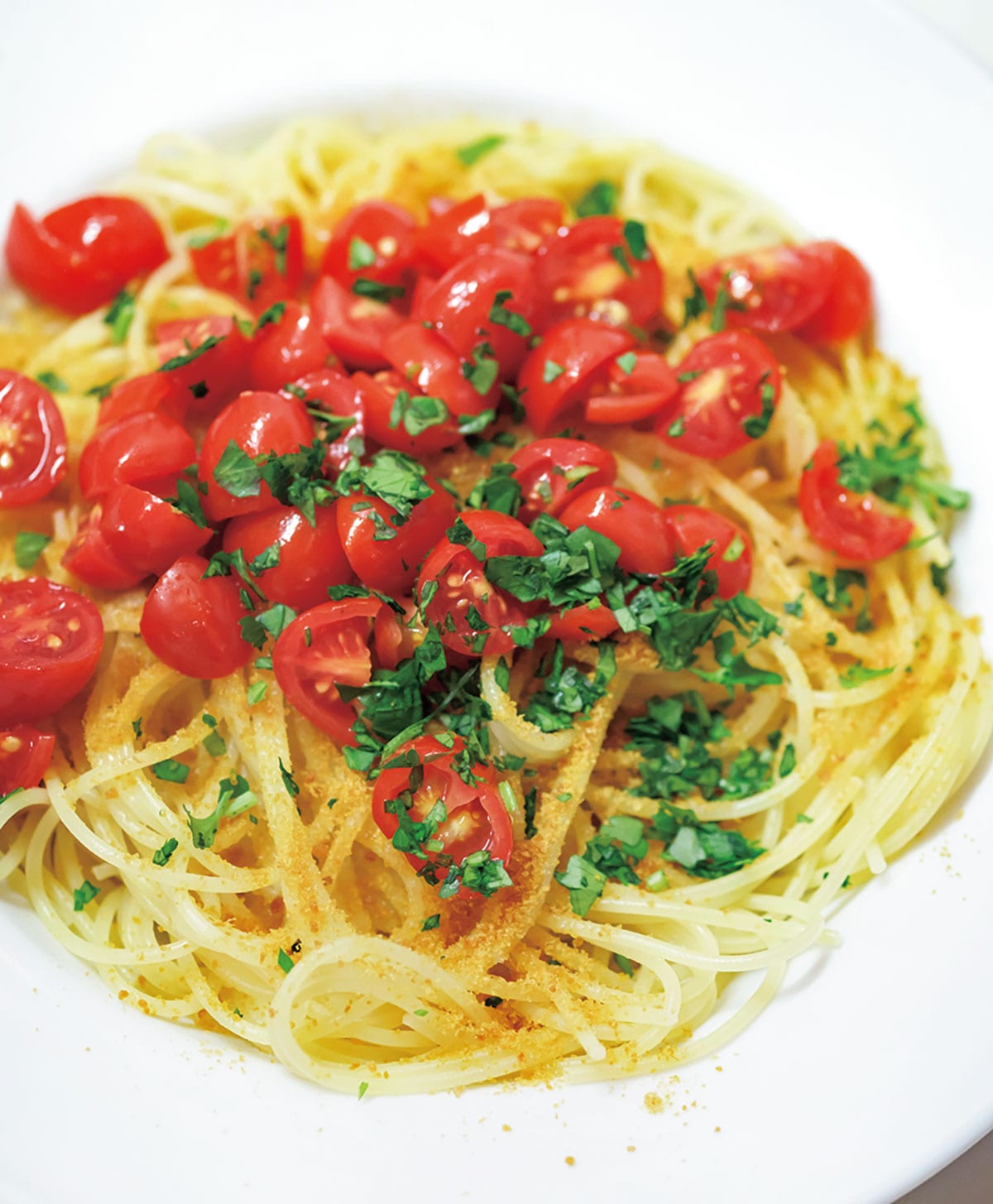 濃厚なカラスミがあとを引くトマトのパスタ。18.5ユーロ。