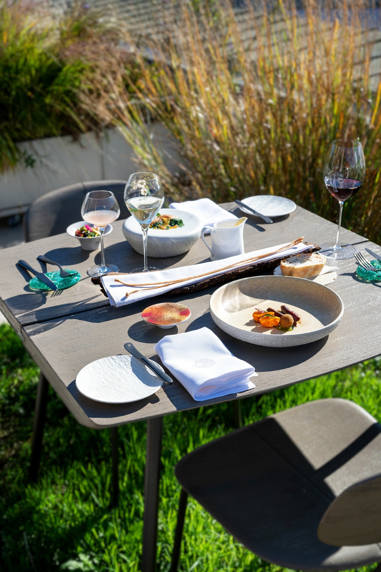 テラス、屋内席どちらも日が差し込む空間に。床はワイン樽の古材、壁には米の籾殻など使われている。