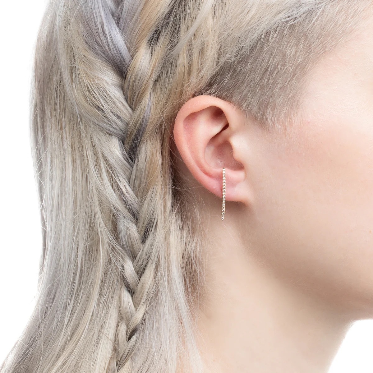 GOSSAMER ロングバー ダイヤモンド ピアス 着用イメージ。