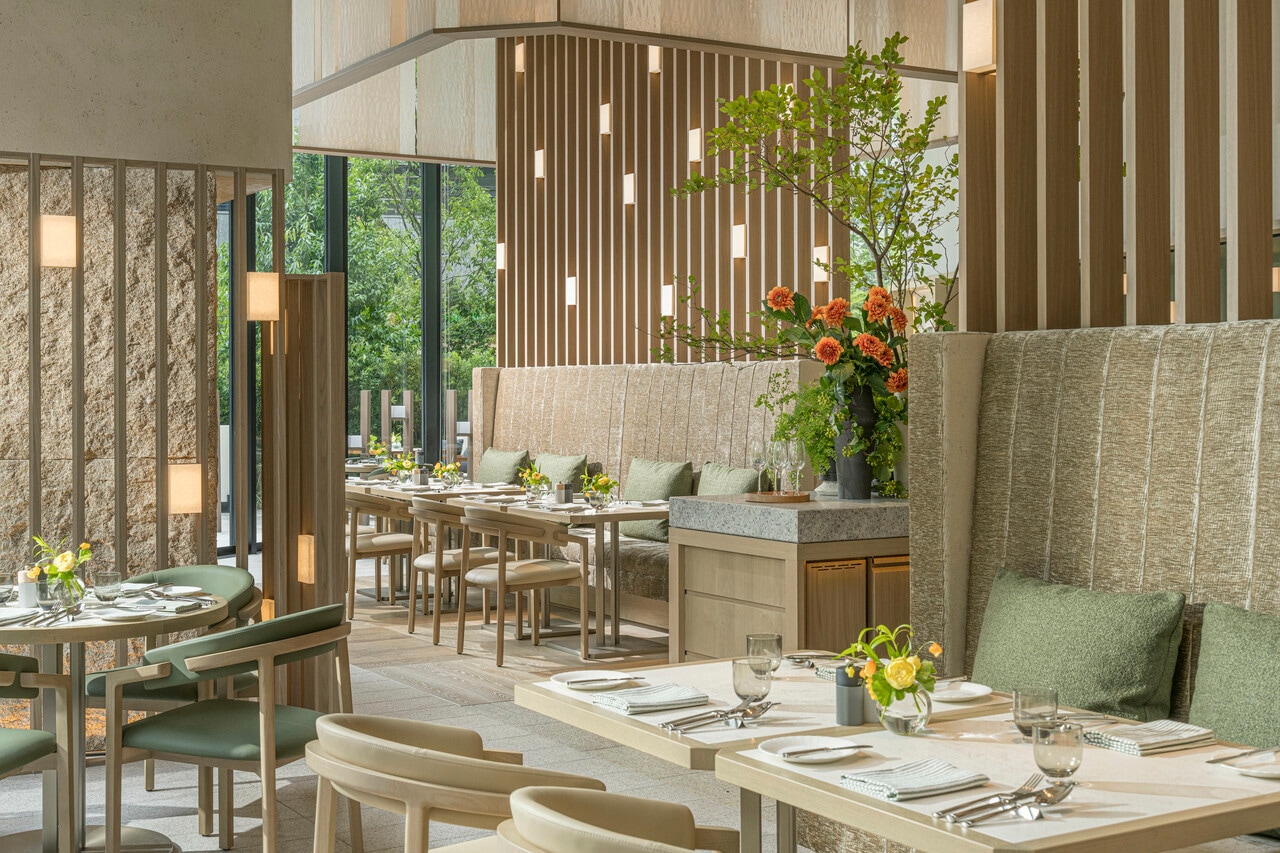 大きな窓が一面に張り巡らされた明るい店内と、緑豊かな屋外テラスからなり、開放感あふれるオールデイフレンチビストロ「ジャルダン」（1階）。