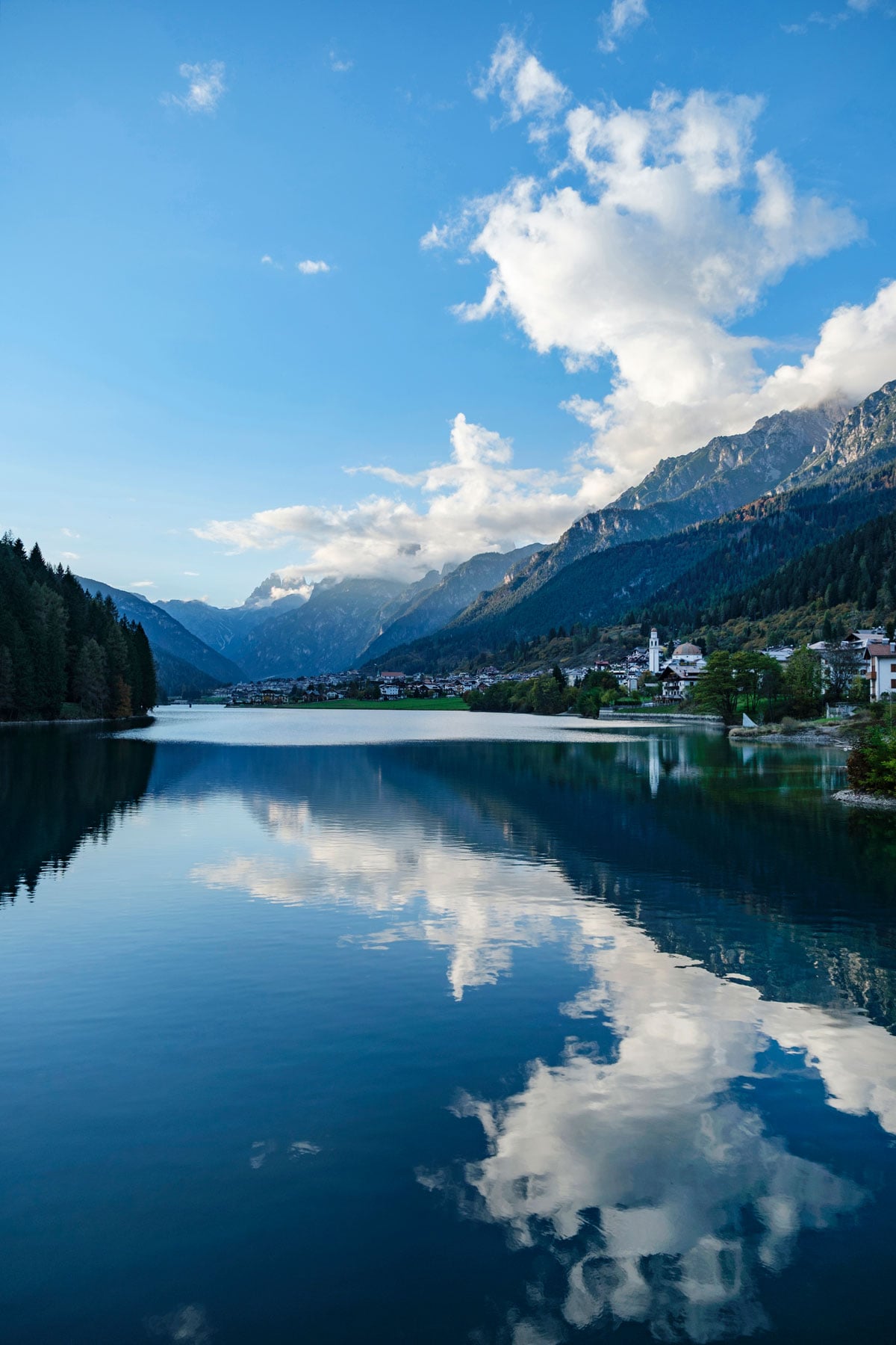 コルティナ近くのサンタ・カテリーナ湖。山や街を映し出す静謐な湖もこの地の魅力。