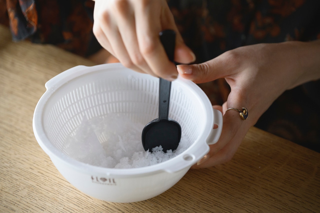 海水に含まれる塩は3％。500mlから取れる塩は大さじ1杯分だ。