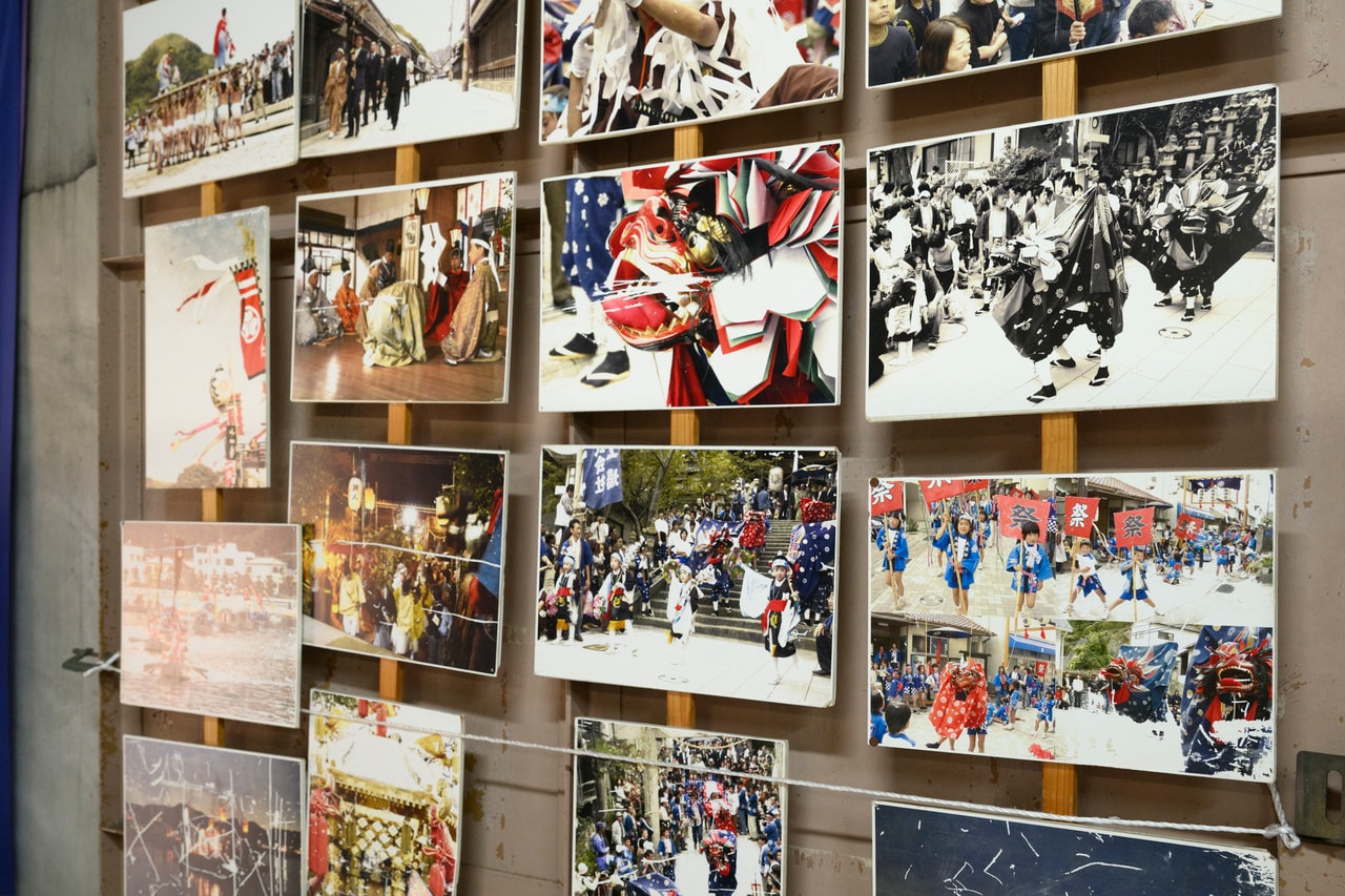 「奥藤酒造」の中には地域行事の写真がズラリ。毎年秋に行われる坂越の船祭の様子を見ることができる。