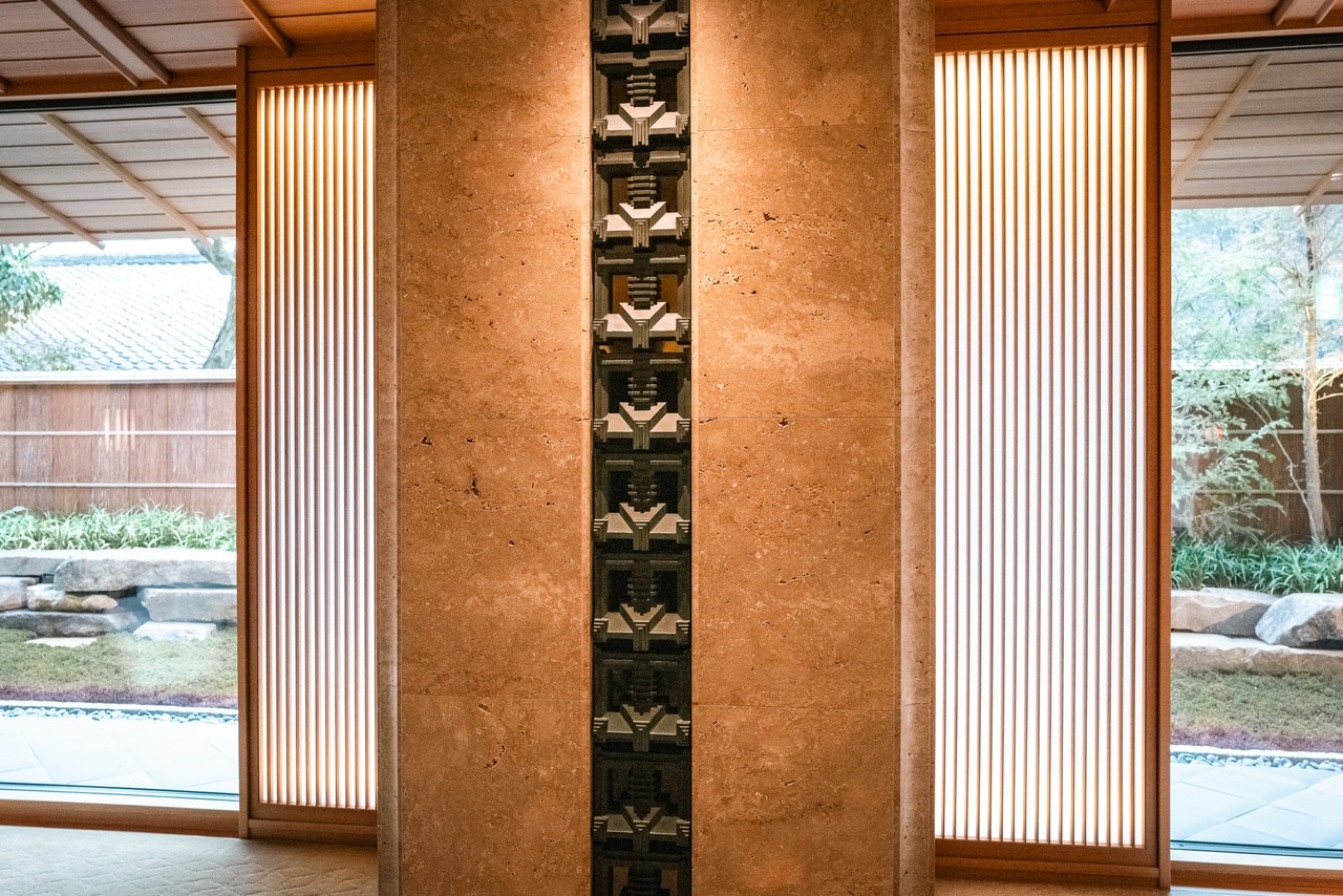 テラコッタデザインの鋳物が太い柱のアクセントになっている。