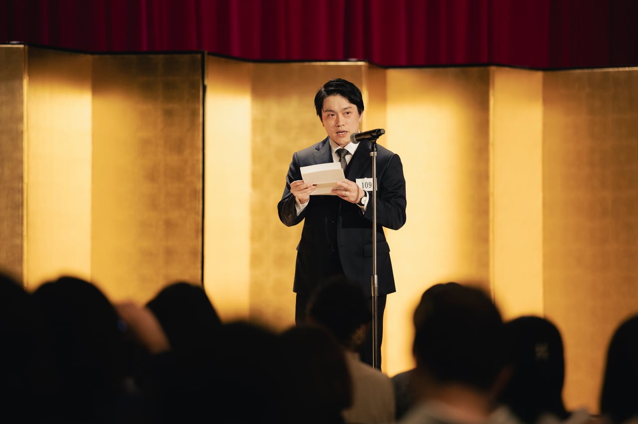 東村さんへの手紙を読むファン代表のコエポンさん。
