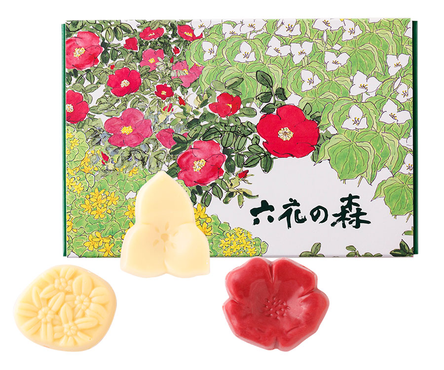 北海道に咲く山野草をかたどったチョコレート3種類の詰め合わせ。「六花の森」12個入 380円／六花亭