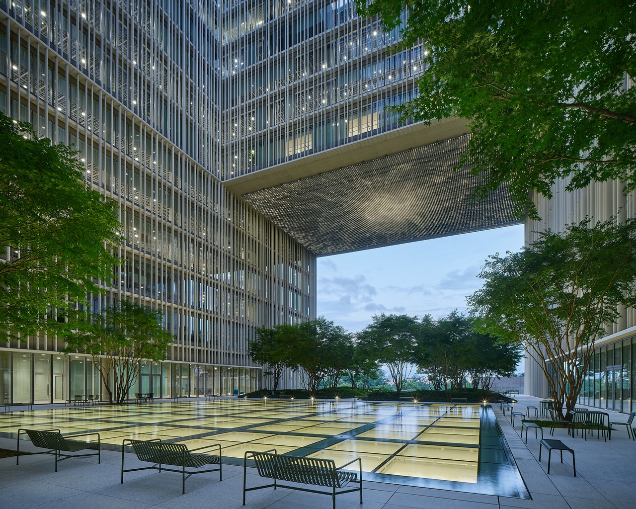 ソウル・龍山区に位置するアモーレパシフィック本社。写真はルーフガーデン。