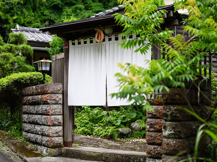 趣のある「夏椿」の入り口。取材日は鳥の声がよく聞こえた。