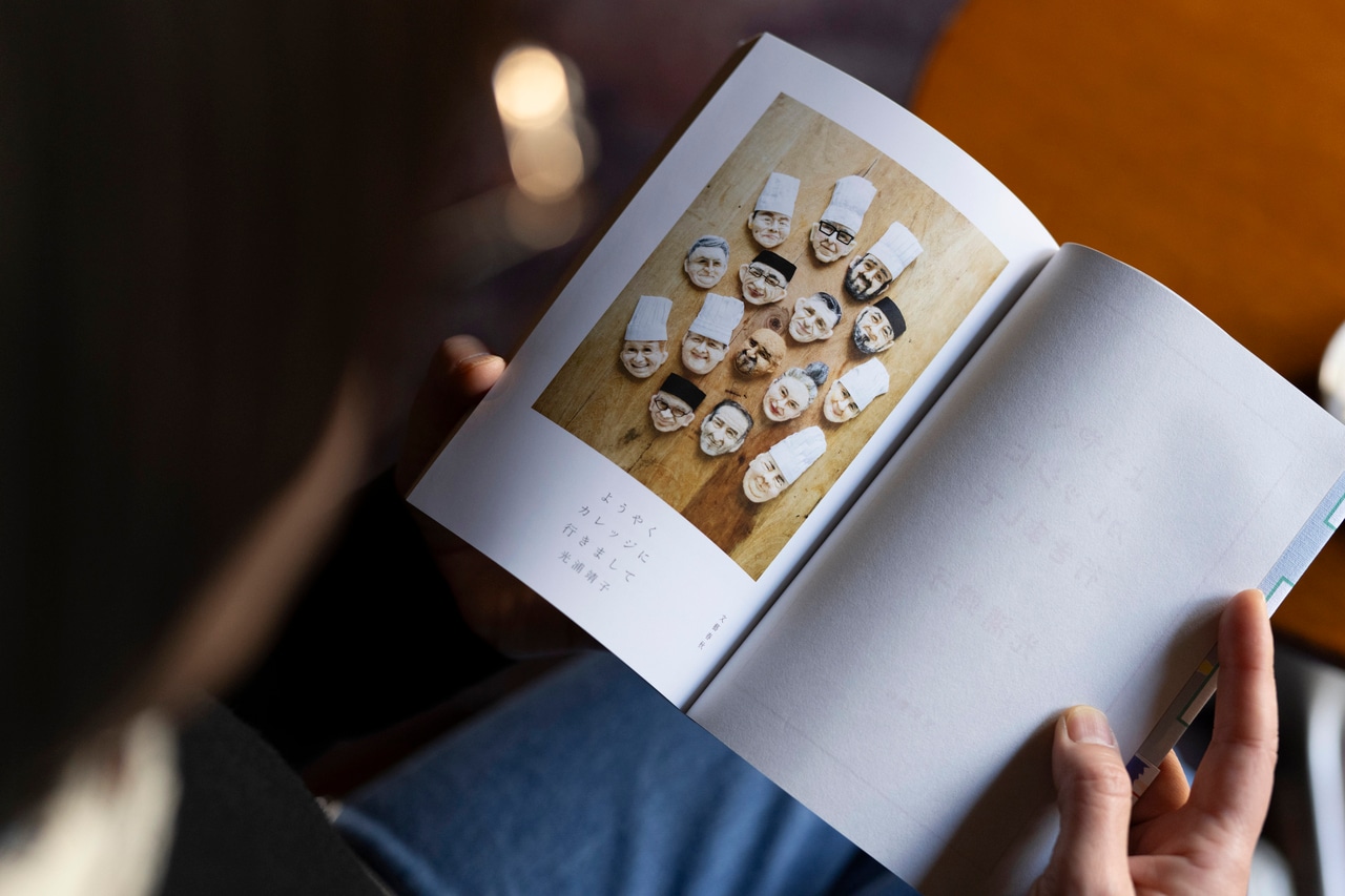 本にはお手製のシェフの似顔ブローチが。