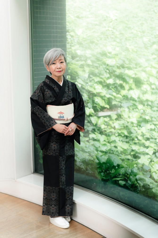 神津はづきさん。着ているのは母・メイコさんの形見である紬のきもの。